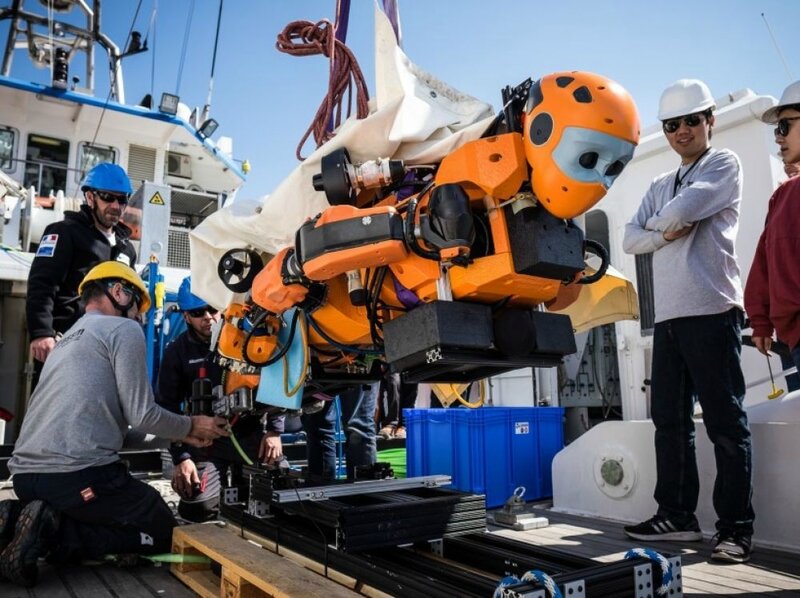 images_list-r4x3w1000-57df0d26482fc-ocean-one-le-robot-humanoide-archeologue-et-sous-marin-a-ex_1
