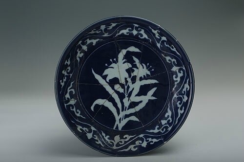 Plate with the design of white plants against blue background, Xuande period (1426-1435)