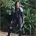 jennifer-lawrence-fish-eating-on-hunger-games-set-01