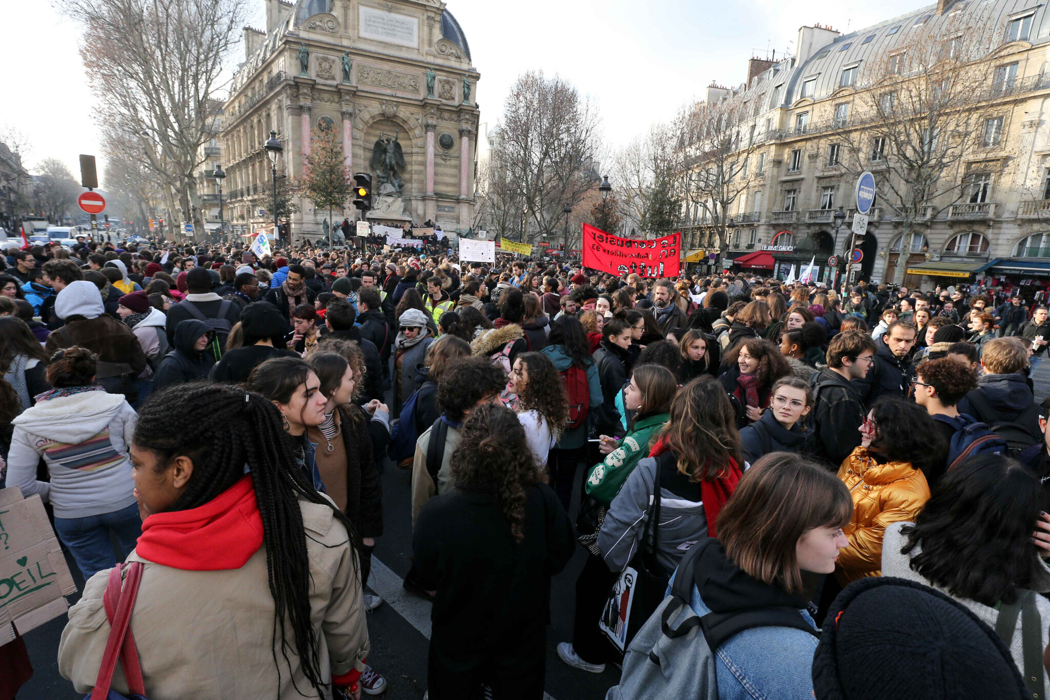 Blocage des lycées à Paris : un millier de manifestants dans la capitale. Mar 11.12.2018, 12h27m29.