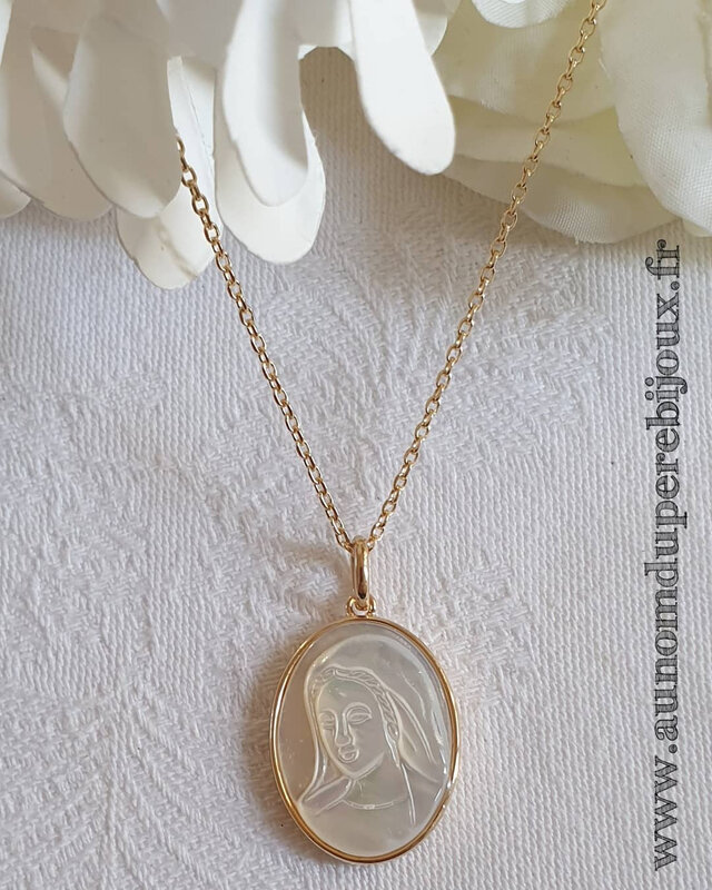 collier médaille de la Sainte Vierge ovale en nacre cerclée (sur chaîne maille forçat) - 74 €