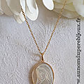 collier médaille de la Sainte Vierge ovale en nacre cerclée (sur chaîne maille forçat) - 74 €
