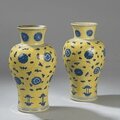Paire de vases balustre en porcelaine décoré de motifs floraux en émaux bleu sur fond jaune. dynastie qing. période kangxi