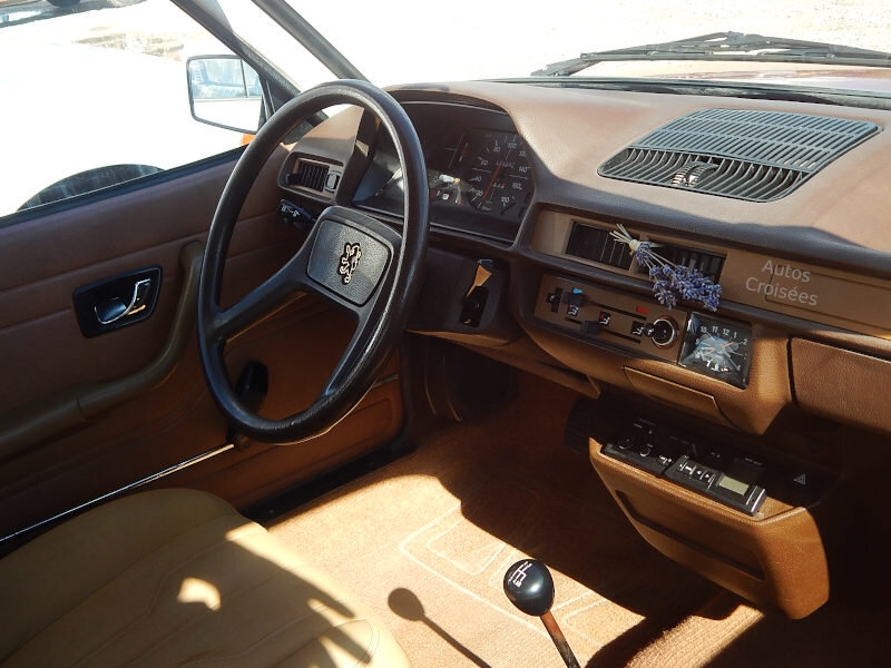 Peugeot305GRph1int