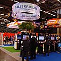 Biz et Phoenix à un stand de jeu vidéo