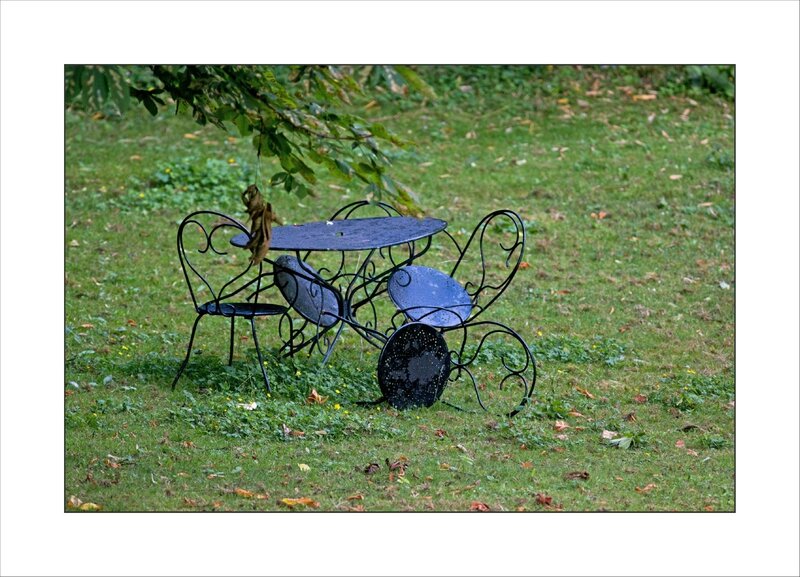 table chaises exterieurs renversees 230616 1