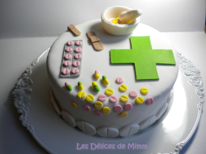 Gâteau sur le thème de la pharmacie (pâte à sucre) 5