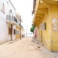 Une rue de la vieille ville de Saint Louis du Sénégal