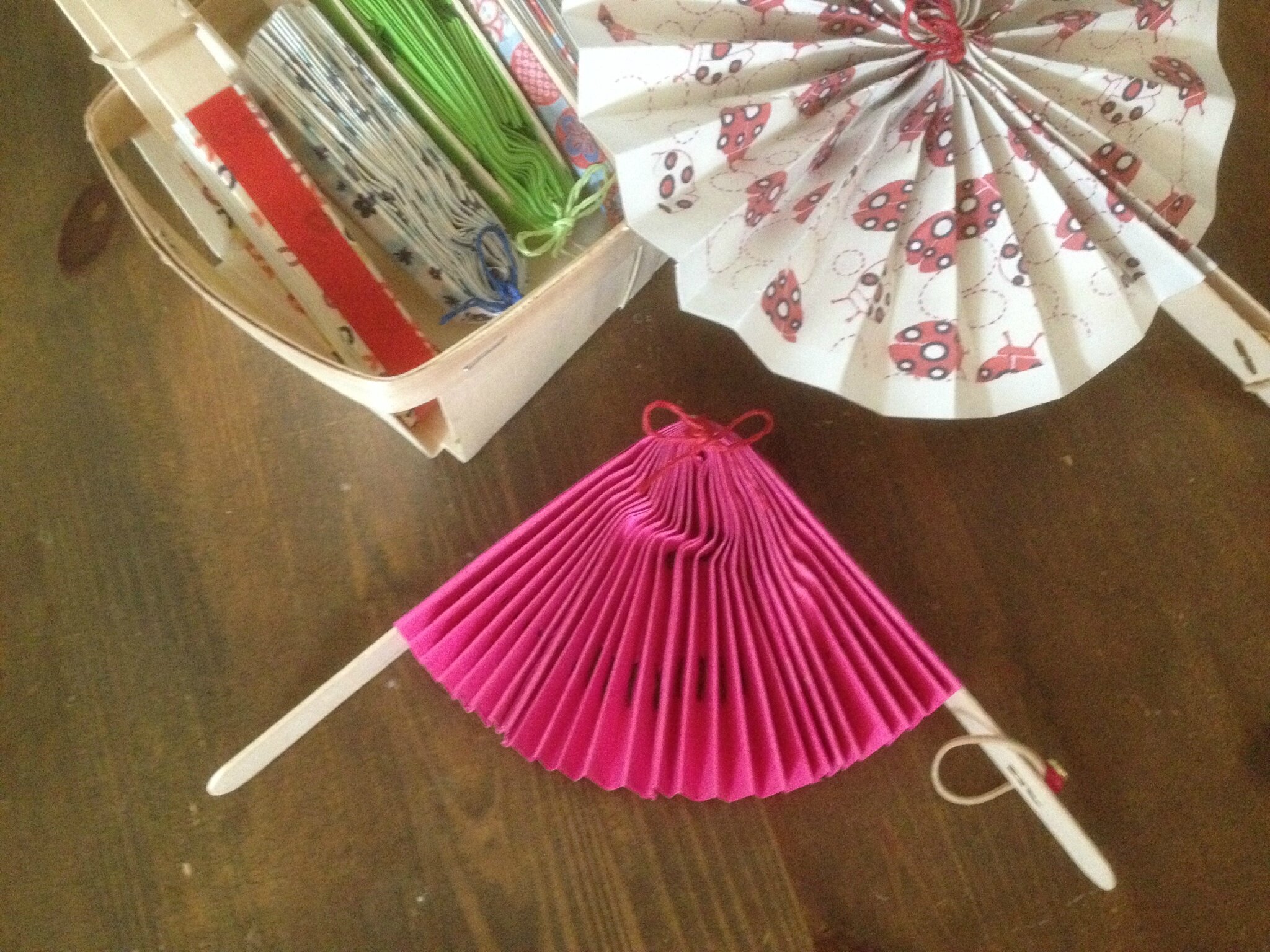 Fabriquer Un Eventail En Tissu Facile Éventails de papier: voilà enfin l'été....et les premières chaleurs