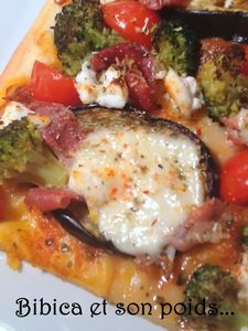 Pizza_ch_vre__aubergine__brocoli__jambon_fum__gros_plan