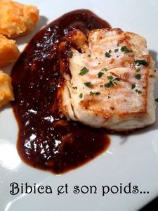 Filets_de_loup_de_mer_sauce_asiatique_et_pur_e_carotte_gros_plan