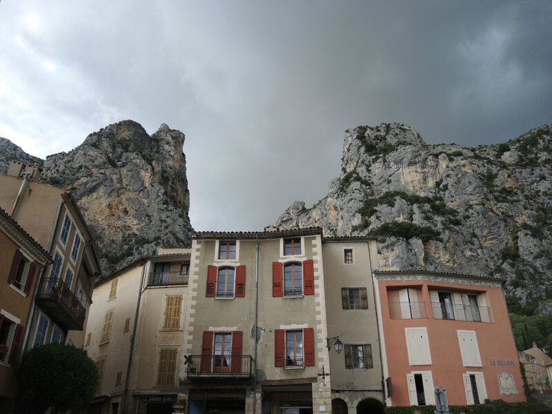 Moustiers-Sainte-Marie, façades et falaises 4 (04)