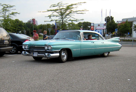 Cadillac_series_sixty_two_6window_hardtop_sedan_de_1959__Rencard_du_Burger_King__01