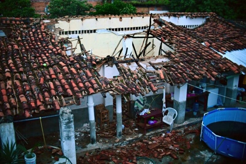 1054132-une-maison-tres-endommagee-a-tonala-apres-un-seisme-de-magnitude-82-le-8-septembre-2017-au-mexique