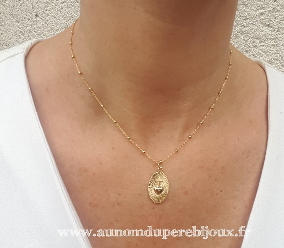 Collier Sacré Coeur (sur chaîne perles en plaqué or) porté - 56 €