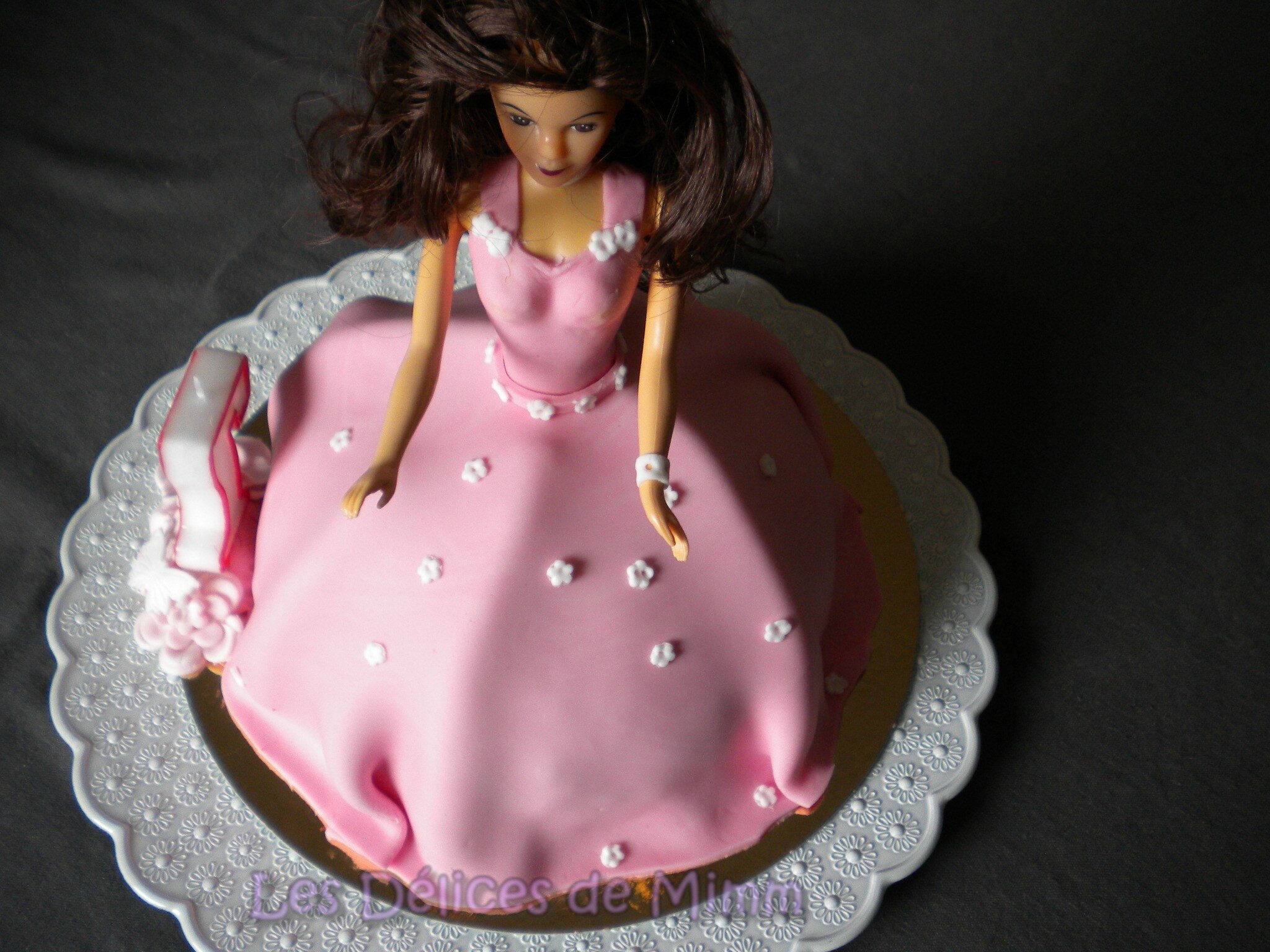 Poupée Barbie Tenant Un Gâteau D'anniversaire Avec Des Bougies Et