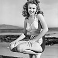 11/1945, californie, à la plage - norma jeane en maillot de bain par andré de dienes