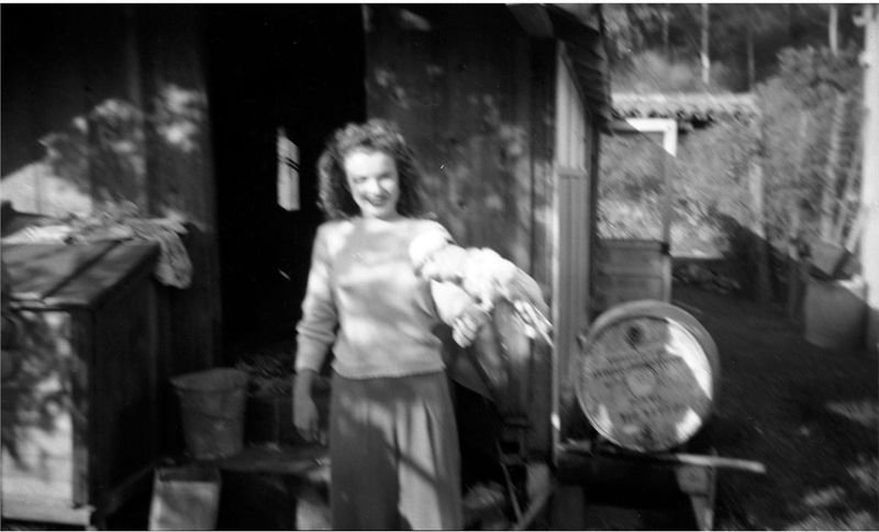 1944-01-santa_catalina-Wrigley_s_Bird_Park-norma_jeane-011-1