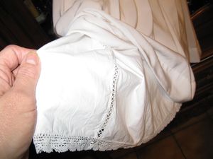 une_dentelle_sur_la_doublure_en_c_ton_pour_finir_le_jupon