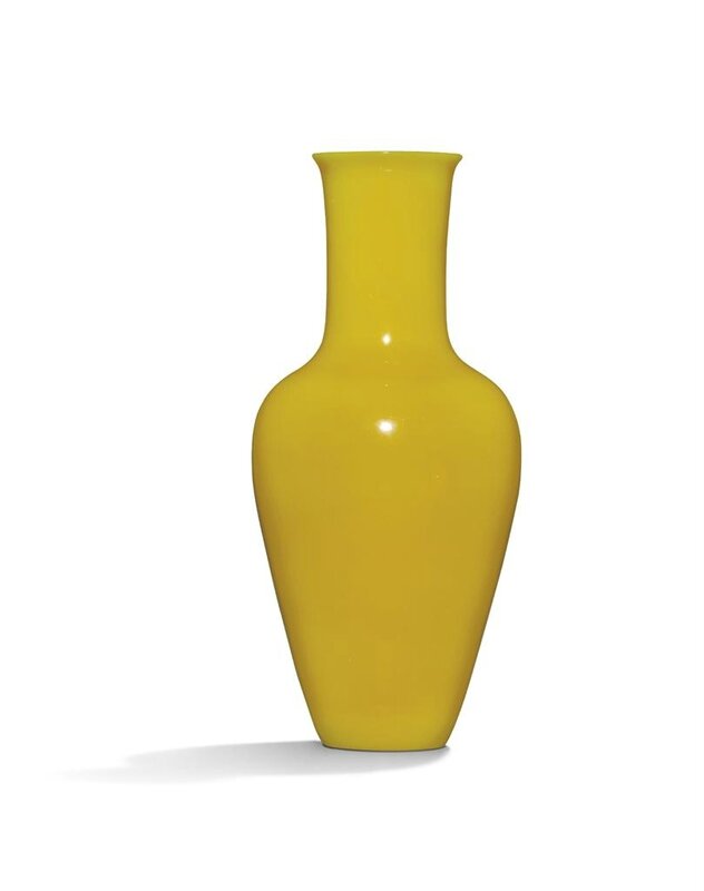 A small yellow glass vase, Late Qing dynasty