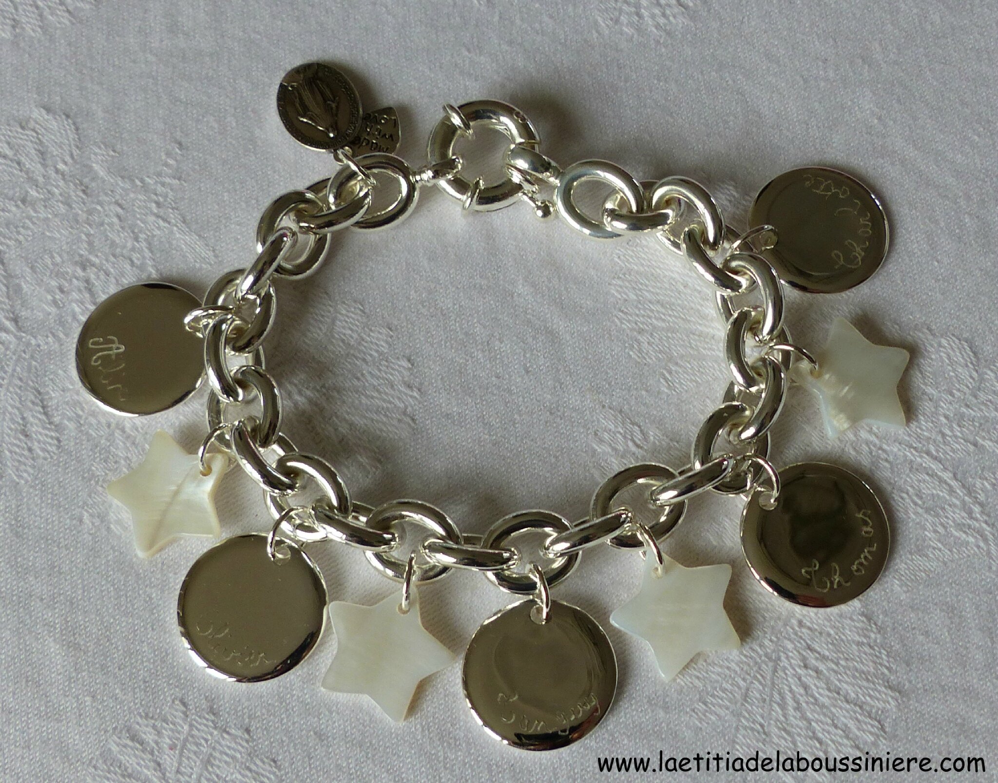 Bracelet sur chaîne plaqué argent ovale composé de 5 médailles en argent massif bombées et 4 étoiles en nacre blanche
