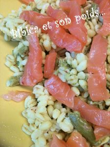 Salade_de_saumon_fum__sur_lit_d_Ebly_et_asperges_vertes_gros_plan
