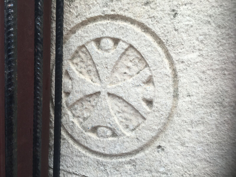 Variante particulière de la Croix de Malte sur un mur de Korcula