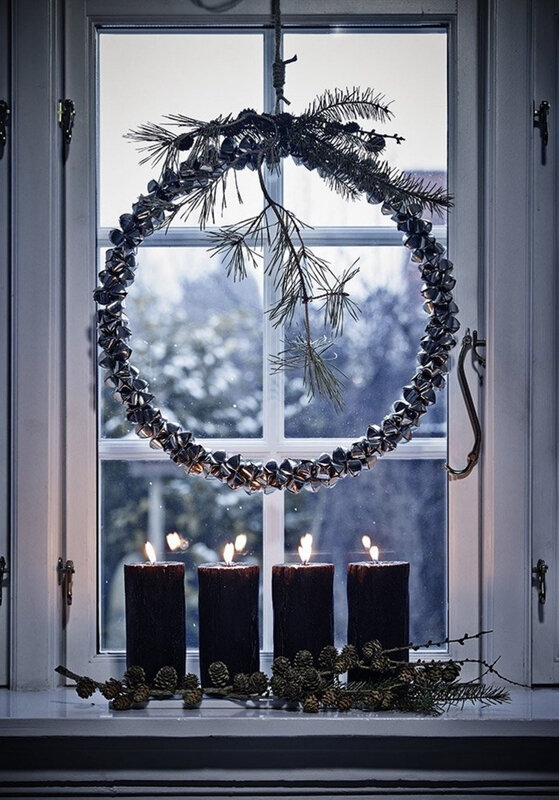 décoration-rebord-fenêtre-couronne-de-noël-suspendue-avec-corde-deco-fenetre-noel-bougies-branches-naturelles