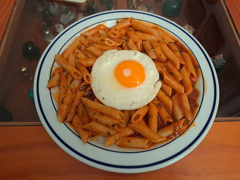 Penne rigate all’arrabbiata et oeuf au plat épicé