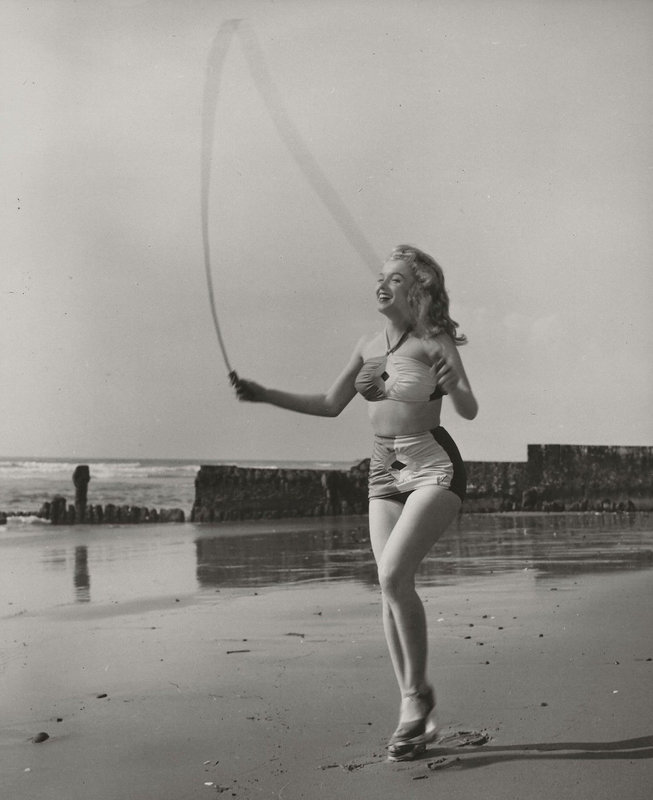 1947-02_03-Fox_publicity-sitting02-bikini_bicolor-beach-033-1a