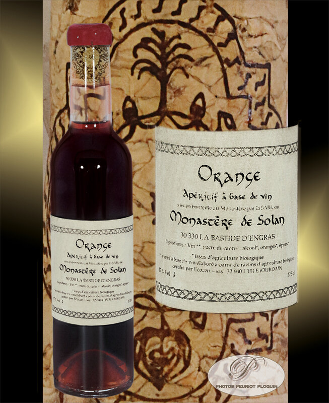 APERITIF_a_base_de_vin_a_l_orange_bouteille_etiquette_fond_bouchon