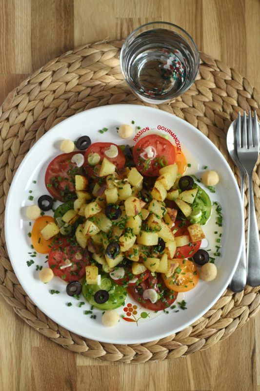 Salade tiède de pomme de terre sautées sur salade de tomates_1