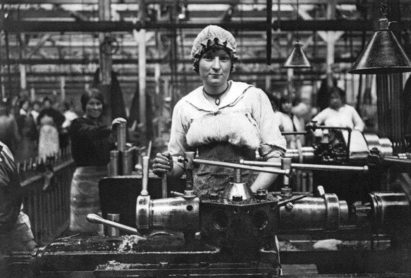 Femme-travaillant-dans-usine-armement-1916-Les-femmes-joue-role-essentiel-pendant-guerre-14-18-prenant-relais-hommes-usine-comme-champs-API-GAMMA-RAPHO_6_1400_406