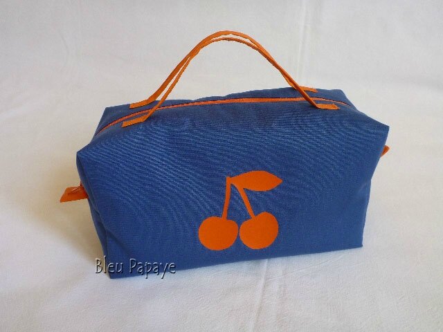 trousse bleue et cerises orange