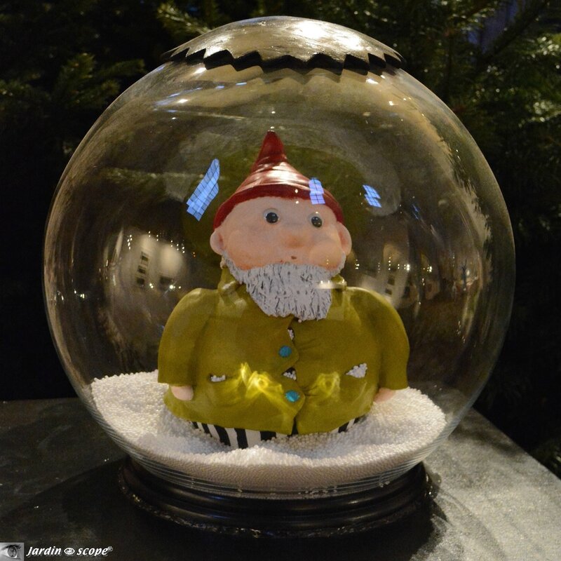 Nain de jardin dans une boule de neige