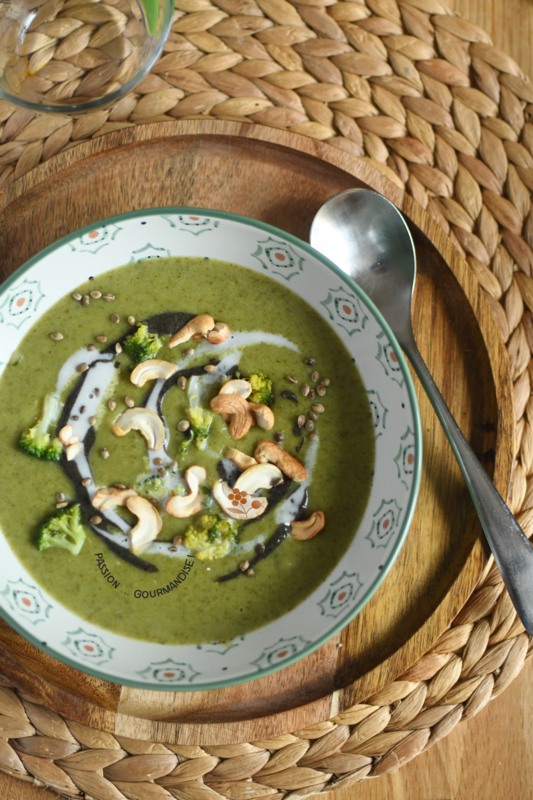 Velouté brocoli, chou kale, pomme de terre, crème de soja