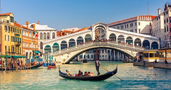 img7d3ba22a026de863bd82499c7456ec17gondola_and_rialto_bridge_in_venice_1_hero