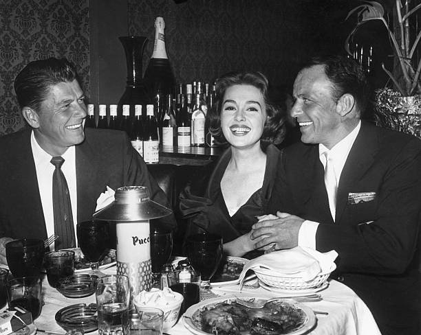 1959-05-21-beverly_hills-Puccini_restaurant-Ronald_Reagan-Barbara_Rush-Sinatra-1
