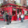 Wiwi devant le Temple Bar