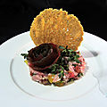Tartare de veau aux câpres, tomates anciennes et basilic, tuile parmesan