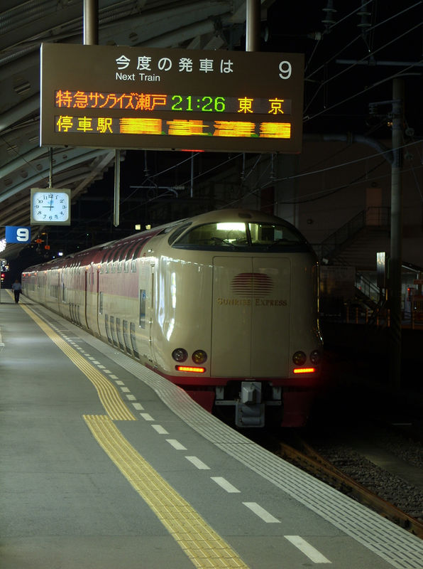 JR 285系 Sunrise Express -Seto, Takamatsu eki departure