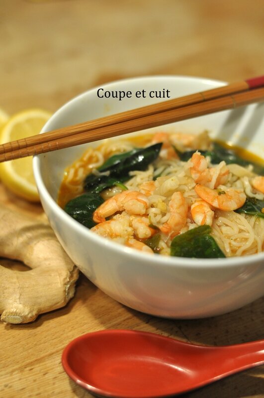 Soupe de nouilles aux crevettes Coupe et cuit