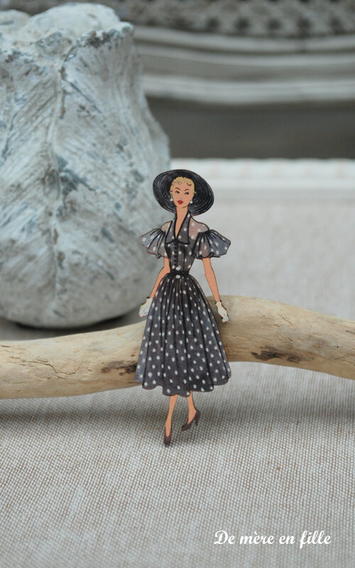 dame au chapeau robe noire à pois