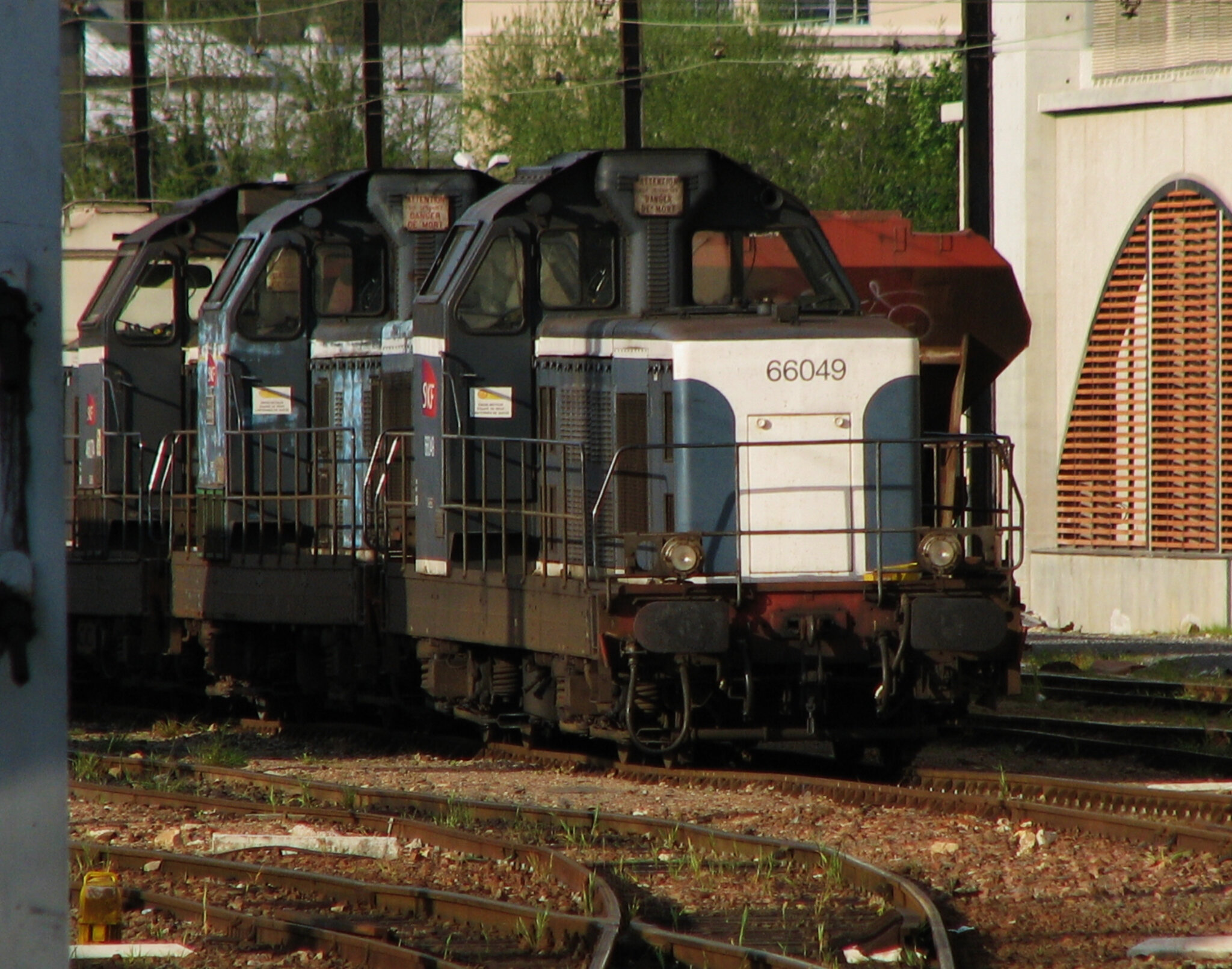 BB 66049 en tête d'une série à Poitiers