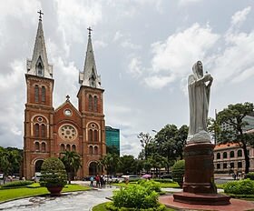 Basílica_de_Nuestra_Señora,_Ciudad_Ho_Chi_Minh,_Vietnam,_2013-08-14,_DD_03