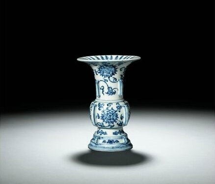 A fine and rare blue and white beaker vase, zun, Ming dynasty 