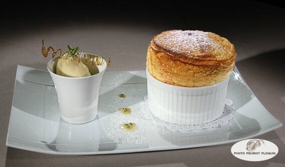 SOUFFLE_aux_fruits_de_la_passion_et_son_sorbet_par_Steven_Bott_Chateau_de_Mercues_46