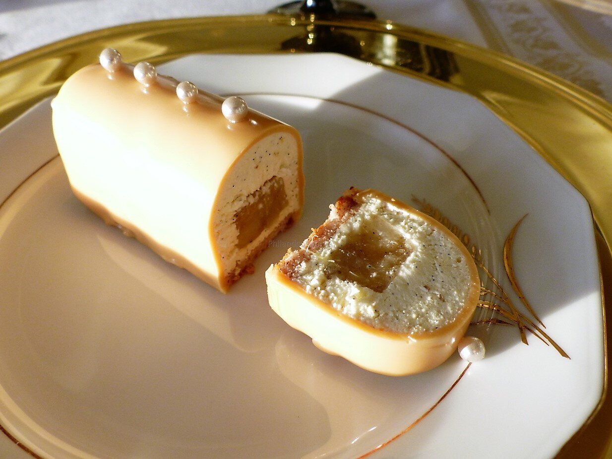 Mini bûches, mousse vanille, insert poire, biscuit noisette et glaçage au  caramel - Philandcocuisine