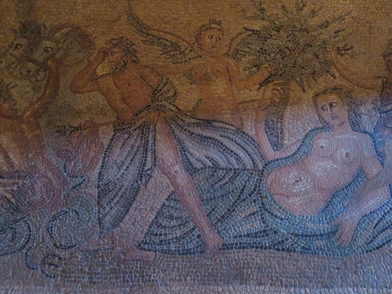 Gaïa alanguie, à sa droite Poséïdon avec son trident