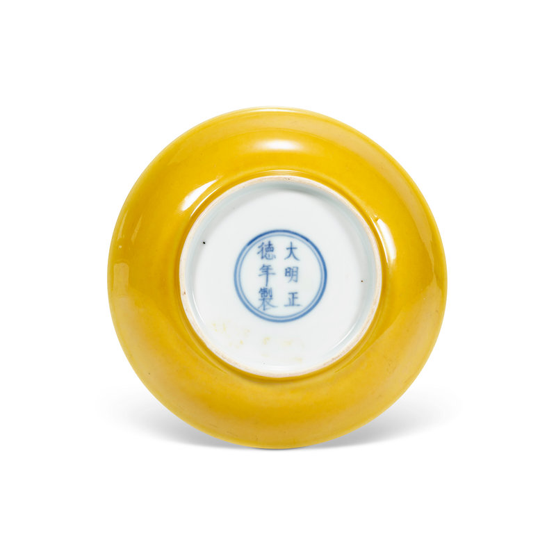 2022_HGK_20844_3010_000(a_yellow-enamelled_dish_zhengde_six-character_mark_within_a_double_cir081759)